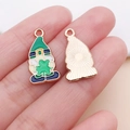 Detail van St. Patrick's Day emaille bedeltjes met klavertje vier en achterkant op de vinger - Klaver Kabouter B (25117)