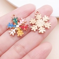 Bunte Schneeflocken-Anhänger und goldene Metallanhänger für DIY-Schmuck auf Fingerspitzen - Mehrfarbige Weihnachtsschneeflocke (19562)