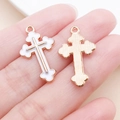 Vue détaillée des deux faces d'un pendentif croix en alliage argenté avec émail blanc - Croix Émail Blanc Bordure Dorée (9948)