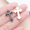 Détail de pendentifs en croix avec émail noir et placage d'or pour bijoux DIY - Pendentif Croix en Émail Noir (9950)