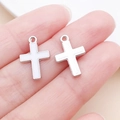 Vue détaillée de pendentifs croix en argent avec émail blanc pour création de bijoux DIY - Breloque Croix en Alliage de Zinc Émail Blanc (21910)