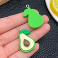 Set di ciondoli in resina a forma di avocado intero e a metà per gioielli fai da te - Avocado Verde Medio (24229)