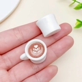 Mini-Kaffeetassen aus Harz mit Herz-Latte-Art, von Fingern gehalten zum Größenvergleich - 3-Schicht Latte Art Tasse (23963)