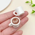 Miniatur-Kaffeetasse mit Herz-Latte-Art und winziger Becher auf Fingerspitze zur Ansicht - Mehrschicht Latte Art Tasse (23961)