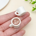 Makroaufnahme von Miniatur-Kaffeetassen aus Harz mit Herz-Latte-Art in der Hand - 5-Schicht Latte Art Tasse (23959)