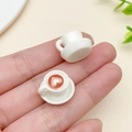 Miniatur-Kaffeetasse aus Harz mit Herz-Latte-Art für DIY-Bastelarbeiten und Puppenhäuser - Weiße 3D Kaffeetasse (23957)