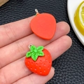 Ciondoli a fragola in resina con foglie verdi e ganci in metallo per gioielli DIY - Fragola Rossa Media (24232)