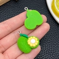 Ciondolo realistico in resina di jackfruit verde con un anello di metallo argento - Giaffruit Verde Medio (24236)