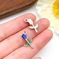 Ciondoli a forma di rosa blu e argento in lega per bracciali e creazione gioielli - Rosa in Lega di Zinco Smaltata Blu (23383)