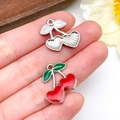 Ciondoli a ciliegia in smalto rosso e argento per creazione di gioielli fai-da-te - Ciliegia Frutta a Cuore Smaltata Rossa (23450)