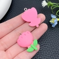 Detailopname van handgemaakte roze hars tulpenhangers voor DIY-sieraden en accessoires - Magenta Hars Tulp Stijl (24354)