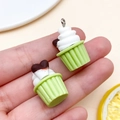 Detailopname van mini-cupcake hangers van hars met crème en hartvormig decor - 1 Stuk (26x19x16mm)
