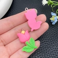 Detail van roze hars tulp en kat bedeltjes voor het maken van DIY-sieraden - Rozerood Hars Tulp (24353)