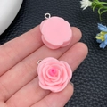 Detailopname van een roze hars roos hanger met metalen lus voor doe-het-zelf sieraden - Roze Hars Roos (24334)