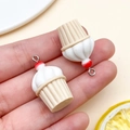 Macro-detail van DIY hars cupcake-hangers met realistische crèmetexturen en metalen lussen - 1 Stuk (29x17x17mm)