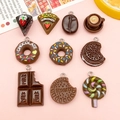 Set van 10 koffiebruine hars hangers met chocoladetaart en donut vormen voor DIY - Assortiment van 10 Diverse Stijlen