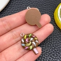 Detailweergave van handgemaakte hars lollyhangers met kleurrijke spiraalpatronen voor DIY - Lolly Stijl (24576)