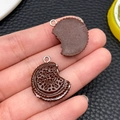 Macrodetail van chocoladekoekje hars hanger met een beetmerk en zilveren metalen lus - Rond Sandwich Koekje (24107)