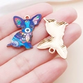 Dettaglio macro del ciondolo a forma di chihuahua colorato con motivi floreali per gioielli - Blu scuro