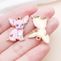 Dettaglio del ciondolo a forma di chihuahua in smalto rosa placcato in oro - Rosa