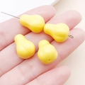 Vue détaillée de perles en acrylique poire jaune pour bijoux DIY sur aiguilles en métal - Poire 3D en Acrylique Jaune à Trou Droit (26032)