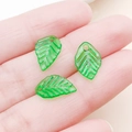 Gros plan de pendentifs feuilles en acrylique vert avec nervures et trous pour bijoux DIY - Petite Feuille en Plastique Acrylique Verte (22157)
