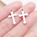 Set mit zwei silbernen Kreuzanhängern aus Legierung mit verzierten Enden für DIY-Schmuck - Antik Silber Zinklegierung Kreuz (15697)