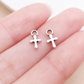 Paire de petits pendentifs croix en alliage d'argent vintage pour bijoux DIY sur le doigt - Petite Croix en Alliage de Zinc Argent Antique (15795)