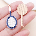 Pendentif raquette de tennis or rose avec émail bleu et blanc pour la création de bijoux - Raquette de Badminton Blanche Émaillée (21728)