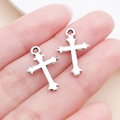 Lot de deux pendentifs croix en alliage argenté montrant la taille pour bijoux DIY - Croix en Alliage de Zinc Argent Antique (16923)
