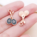 Pendentif raquette de tennis en or rose avec émail noir et motif de hashtag élégant - Paire de Raquettes Émaillées Bleues (21734)