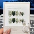 Dunkelgrüne Ombré-Kunstnägel mit 3D-Schmetterling, Goldfolie und Perlenverzierung - XS