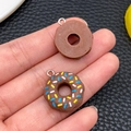 Bruine chocolade donut bedeltje van hars met gekleurde hagelslag voor DIY sieraden maken - Ronde Donut (17185)