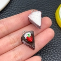 DIY taartpunt bedeltjes inclusief witte room en chocolade aardbei dessert stijlen - Driehoekige Aardbeientaart (23837)