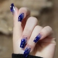 Unghie finte a trapezio sfumate blu Klein con strass aurora e decorazioni a cuore - Extra Piccolo (XS) / Include set da 5 pezzi