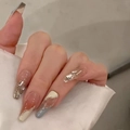 Uñas postizas Coffin hechas a mano en azul y nude con líneas plateadas y pedrería fina - XS / Azul Crema