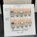 Unghie finte fatte a mano con sfumatura crema, perle e strass a cuore in rilievo - XS / Guscio Cremoso