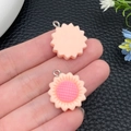 Handgemaakte zonnebloem hanger van hars in lichtroze voor DIY-sieraden en accessoires - Roze Hars Zonnebloem (24325)