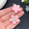 Roze hars bloem hanger met groene stamper en metalen ring voor doe-het-zelf sieraden - Roze Hars Kersenbloesem (24329)