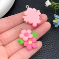 Handgemaakte roze hars bloem hanger met groene bladeren voor DIY sieraden maken - Roze Hars Tweekleurige Vijfbladige Bloem (24333)