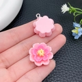 Roze hars bloemen hanger voor DIY sieraden met zilveren metalen ring in de hand getoond - Roze Hars Lotus (24336)