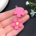Roze hars bloem hangers voor DIY sieraden met geel hartje en zilveren ringetje - Rozerode Hars Vijfbladige Bloem (24340)