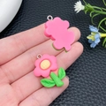 Roze hars bloem hanger met groene bladeren en metalen haak voor DIY sieraden maken - Magenta Hars Zonnebloem met Groen Blad (24341)