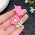 Roze hars bloem hanger met groen blad voor DIY handgemaakte sieraden en telefoonketting - Rozerood Hars Frangipani (24343)