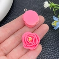 Roze hars roos bloem hanger met metalen ring voor handgemaakte DIY sieraden - Magenta Hars Roos Camellia (24344)