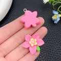 Roze hars bloem hanger met gele meeldraden en groene bladeren voor DIY-sieraden - Magenta Hars Orchidee Stijl (24347)