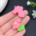 Roze hars bloemenbedeltje voor DIY-sieraden met geel hartje en groen blad detail - Magenta Hars Vijfbladige Stijl (24348)
