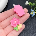Roze hars bloem hanger voor DIY handgemaakte sieraden met groen blad en metalen ring - Rozerode Hars Camellia (24349)