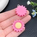 Roze hars zonnebloem hangers met metalen ringen voor DIY sieraden en accessoires - Rozerood Hars Zonnebloem (24350)