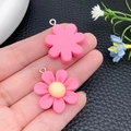 Roze hars bloem hanger voor DIY sieraden maken met metalen lus en geel hartje - Rozerode Hars Zevenbladige Bloem (24351)